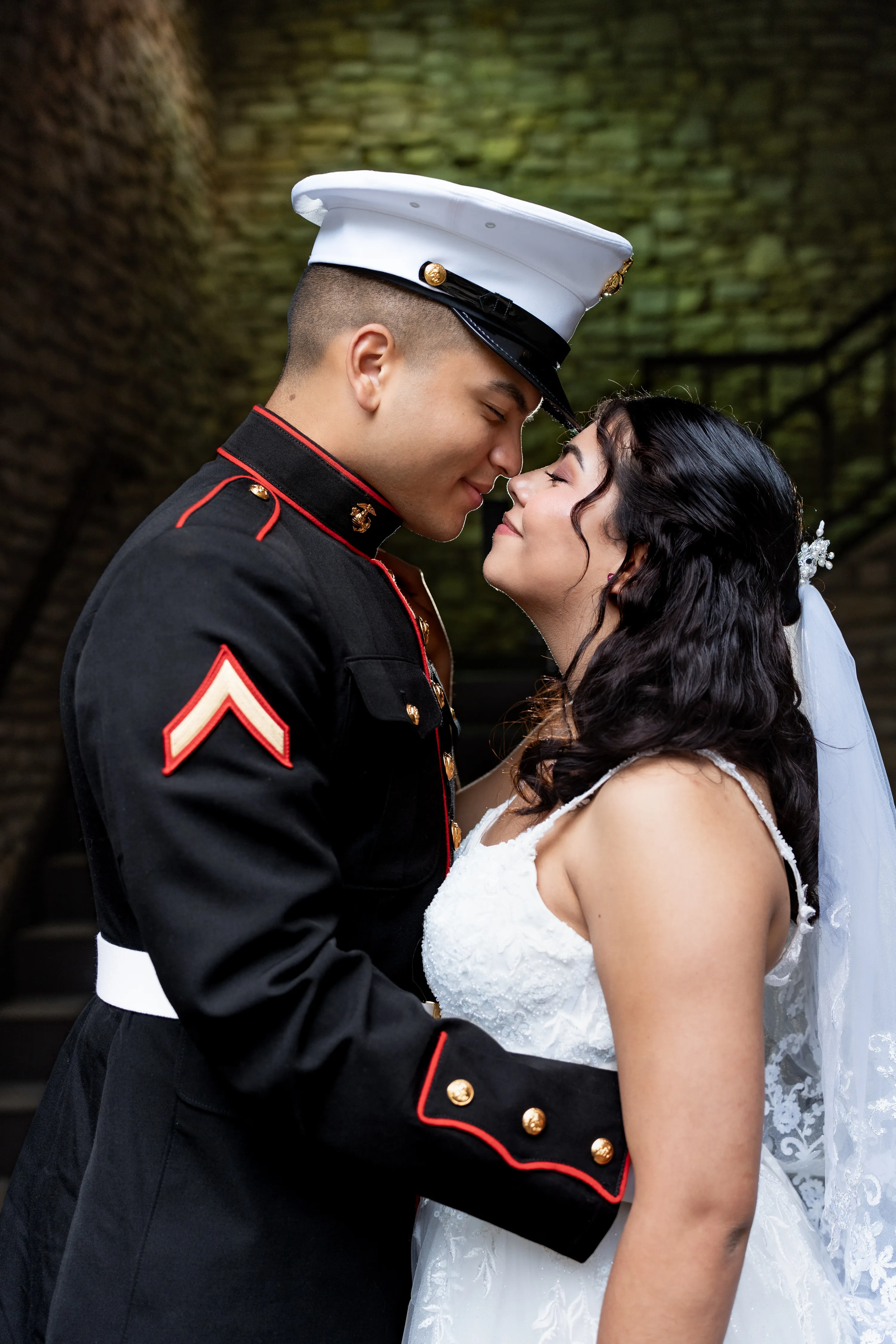 Novio marine con uniforme de gala y su novia nariz con nariz en el Mandalay Canal de Irving, Texas