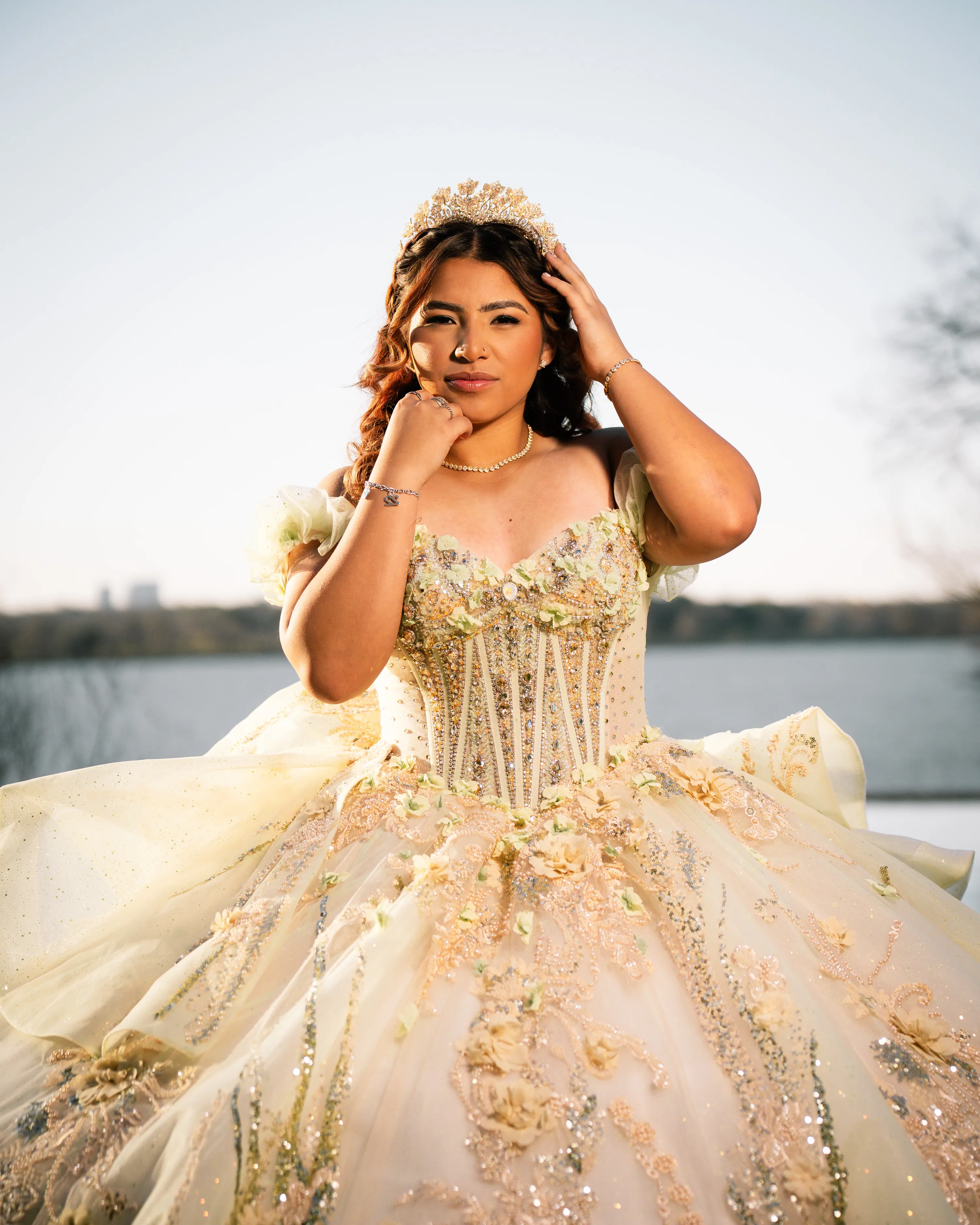 Quinceañera con vestido de quince color champaña y corona dorada al atardecer junto a White Rock Lake en Dallas