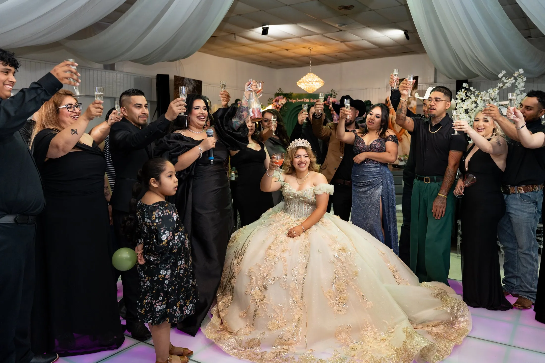 Brindis with all the guests around the Sweet 16 girl