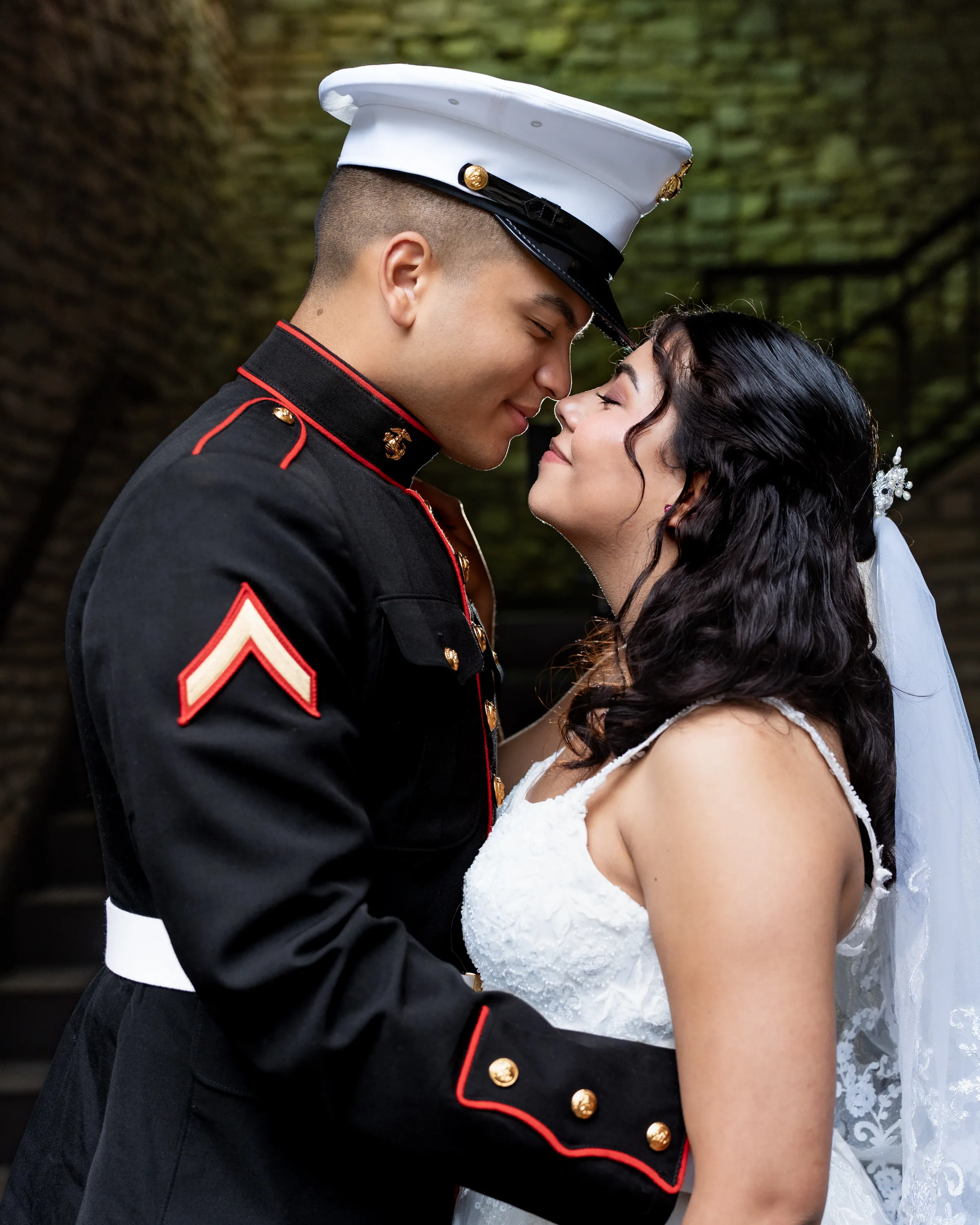 Novio marine con uniforme de gala y su novia nariz con nariz en el Mandalay Canal de Irving, Texas