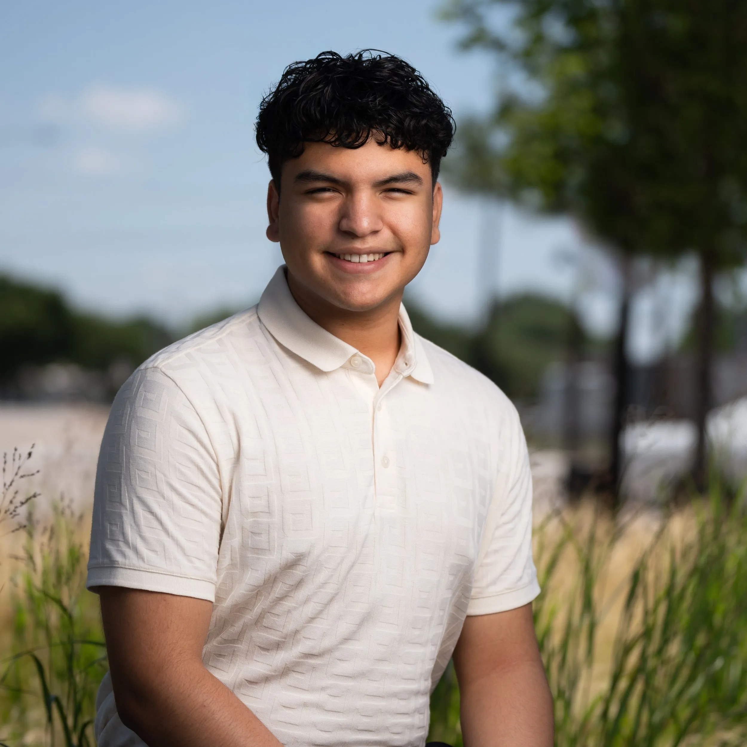 Sesión de senior de Erick – fotografía de seniors y graduación en Dallas–Fort Worth por Rony Lanza