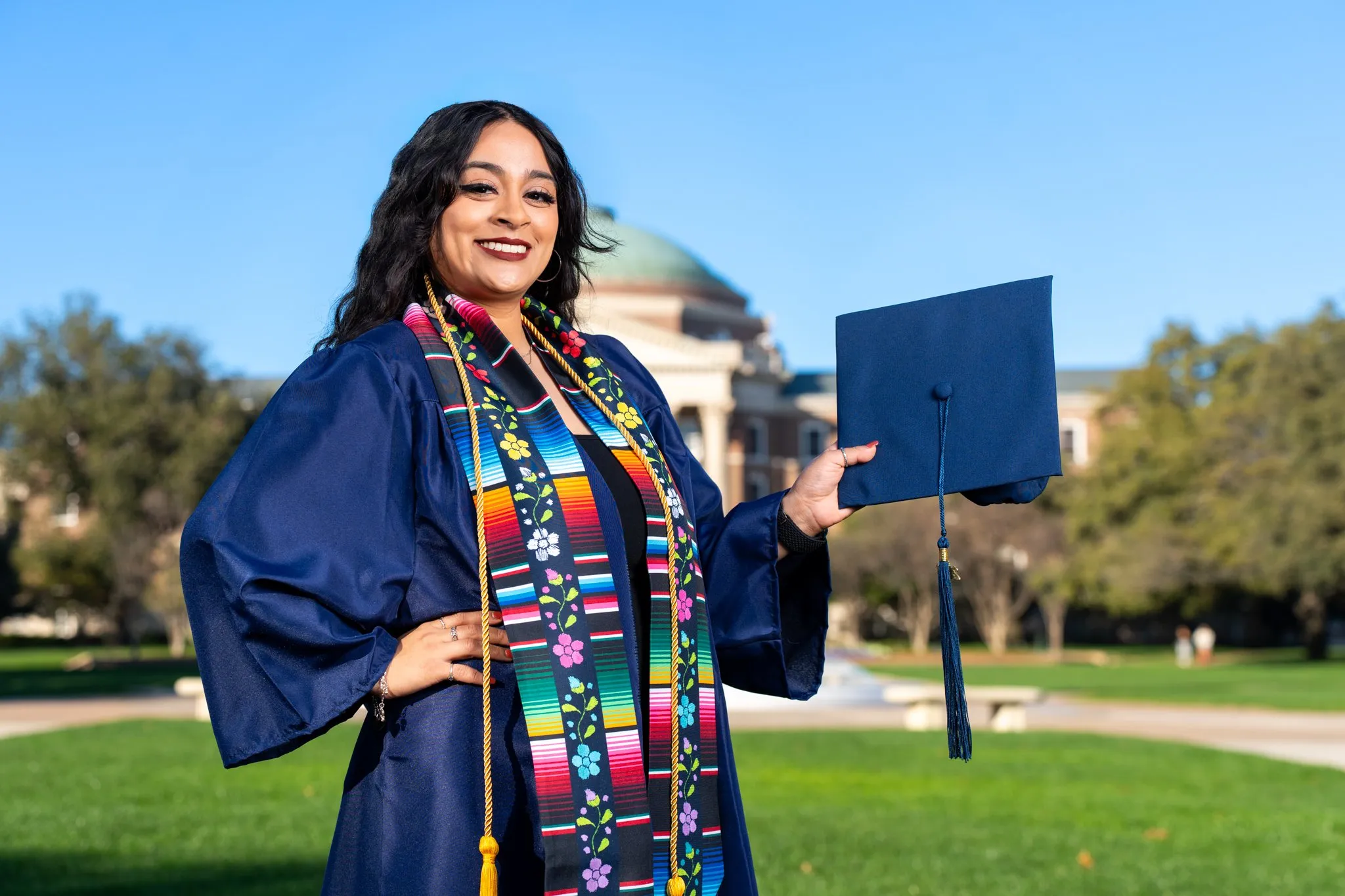 Graduación de Guiselle: foto de senior 5 por el fotógrafo de Dallas Rony Lanza