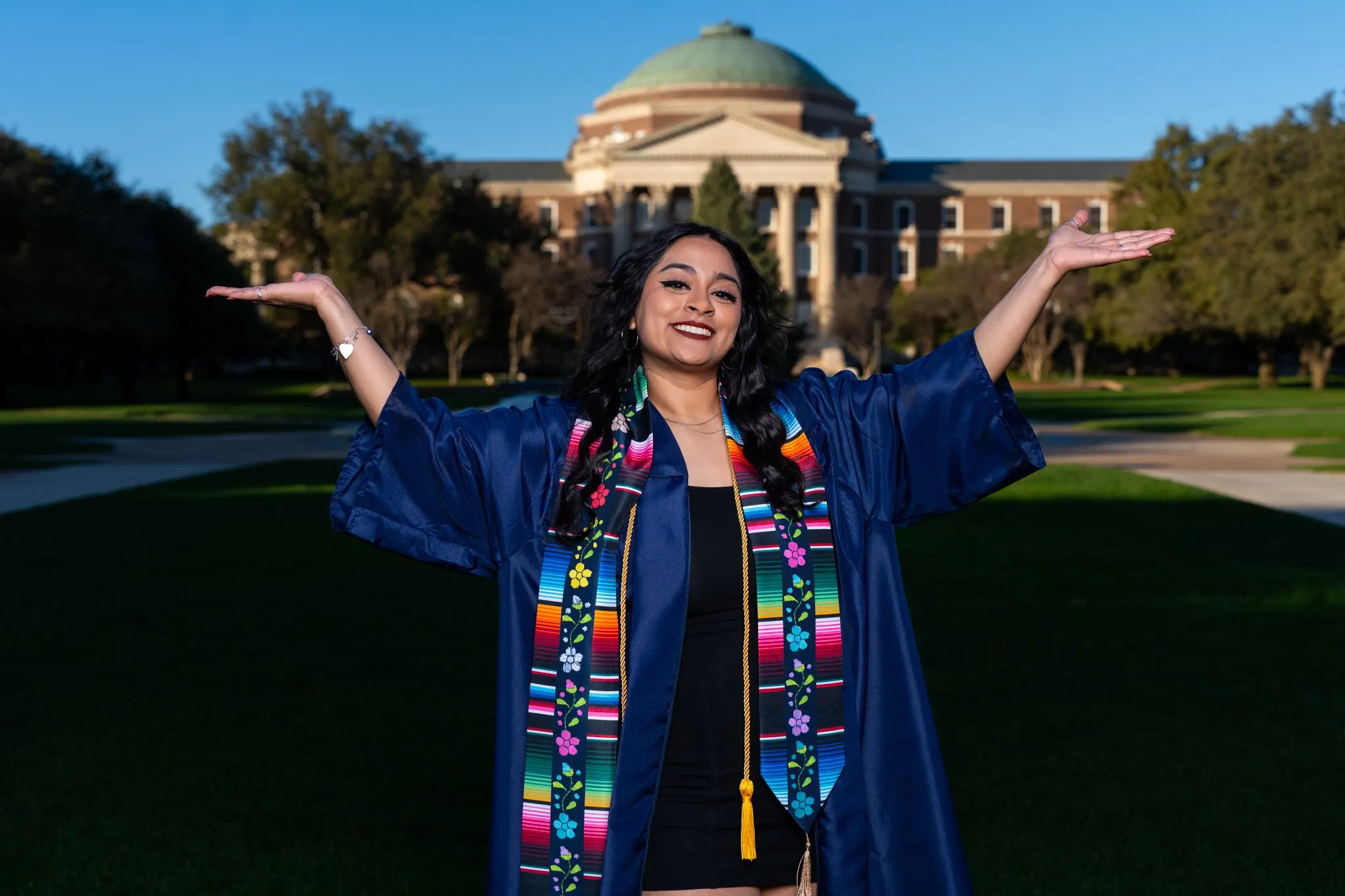 Graduación de Guiselle: foto de senior 12 por el fotógrafo de Dallas Rony Lanza