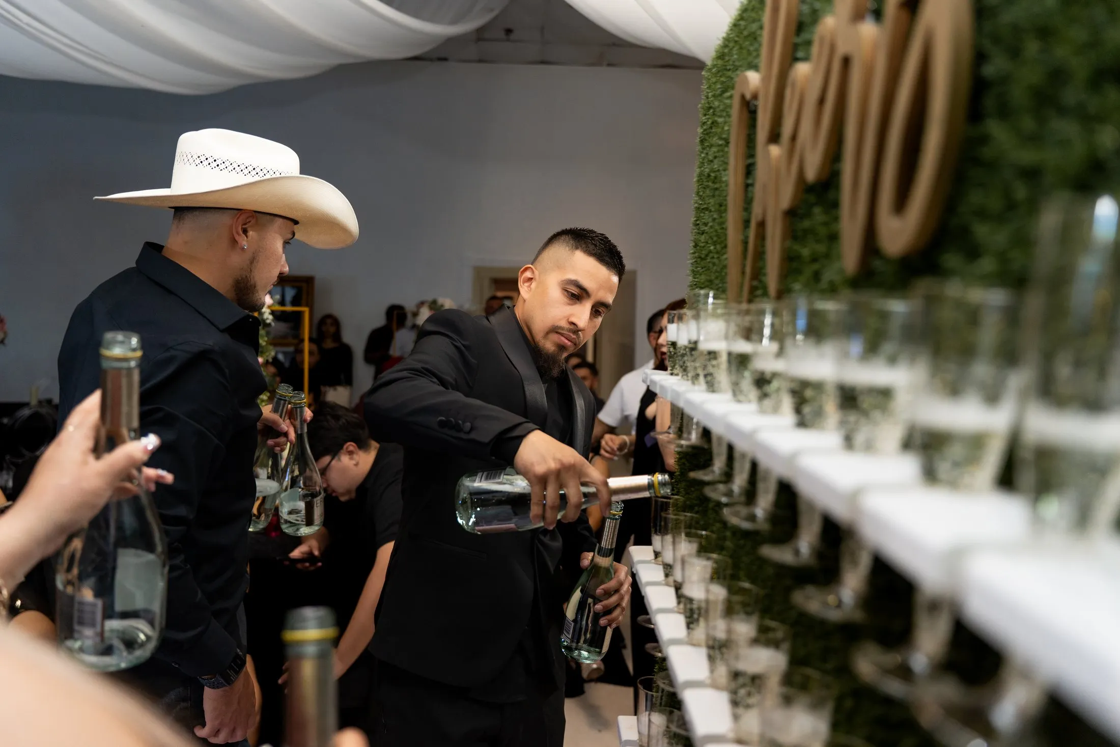 Pouring the glasses for the brindis